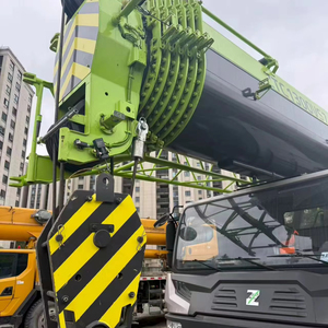 Grue mobile d'occasion Zoomlion ZTC1300V 130H 130T avec moteur et pompe, disponible à Dubaï, à prix réduit. - Product Image 1