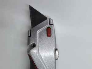 Coltello Elettrico Multifunzione per Lavori Pesanti con Lama in Acciaio Inox Larghezza 25mm Stile a Pulsante per Applicazioni Fai-da-Te - Product Image 4