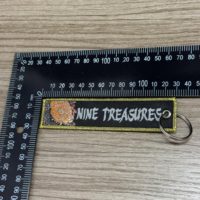 OEM personnalisé Double face tissu or broderie porte-clés usine-étiquette tissée pour mousquetons promotionnels et porte-clés