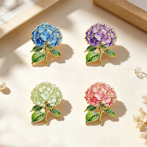 Broches de Flor de Hortênsia em Esmalte para Jaquetas, Chapéus e Mochilas para Mulheres e Amantes de Flores - Product Image 1