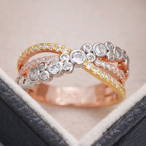 Anello da Donna a Tre Tonalità con Croce X e Micro Incastonatura di Zirconi, Elegante Gioiello per Uso Quotidiano e Feste - Product Image 6