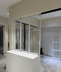 Fenêtre pliante durable en aluminium et <span class=keywords><strong>PVC</strong></span> pour cuisine, idéale pour villas modernes – Solution économique sur mesure - Product Image 1