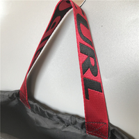 Sac de sport en polyester noir personnalisé avec cordon de serrage, idéal pour la plage et le surf, sac à dos de transport avec poche en filet zippée