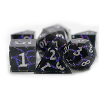Lot de 7 dés polyédriques en résine à bords tranchants personnalisés avec numéro en argent pour les jeux de rôle du MDN