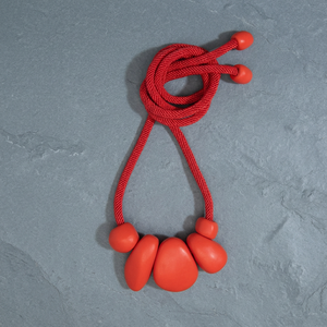 Collier en résine rouge, forme irrégulière, bijoux artistiques, décorations de Noël à collectionner |   Bijoux artisanaux en perles moulées - Product Image 1