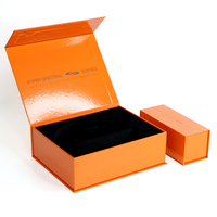 Boîte cadeau en carton rigide orange avec logo personnalisé, fermeture magnétique et insert en mousse