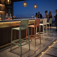 Tabouret de bar moderne en plastique ajouré à lattes, hauteur assise 65 cm, empilable, imperméable, pour extérieur, salle à manger, café, chaise haute de comptoir