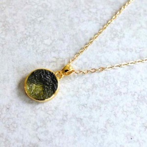 Pendentif authentique en or 14 carats avec Moldavite, pierre précieuse naturelle ronde à changement de couleur, design caché unique - Product Image 1