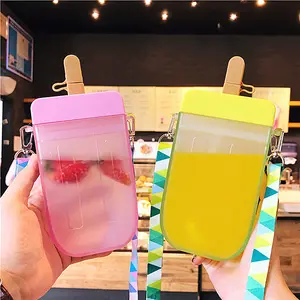 Commercio all'ingrosso nuovo arrivo 2023 estate gelato creativo bambini bambini bottiglia di paglia bottiglia d'acqua di plastica portatile all'aperto con corda