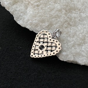 Colgante Retro Francés Italiano de Plata Pura S925 Estilo Vintage con Incrustaciones de Diamantes, Encaje y Corazón Tejido Cepillado - Product Image 4