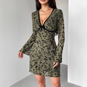 Abito da donna con scollo a V profondo in rete a doppio strato floccata, nuova collezione Primavera 2026 - Product Image 3