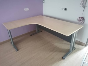 Kurumsal alanlar için J ofis masası profesyonel ofis mobilyaları ile şık L şekli Metal bacak - Product Image 4