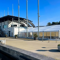Tente de réception extérieure transparente avec système de plancher surélevé, tente de fête en aluminium pour célébrations de gala