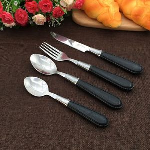 Ensemble de couverts rétro en similicuir noir avec manche en plastique et lames en acier inoxydable (couteau, fourchette et cuillère) - Product Image 1