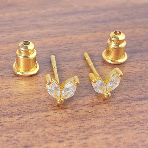 Boucles d'oreilles tendance en gros, plaquées or 18 carats, avec zircone cubique 3A, design aile classique en laiton, petites boucles d'oreilles clous - Product Image 4