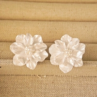 Les boucles d'oreilles camélia, du même style que celles portées par la actrice sud-coréenne Zhao Lusi, dégagent un luxe léger et unique.