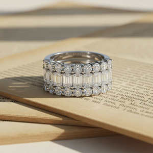 Bague de luxe HipHop en moissanite VVS couleur D, forme cœur, sertissage invisible, plaqué or blanc, argent S925, émeraudes mélangées, pavé complet - Product Image 5