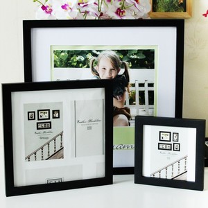 <span class=keywords><strong>Cornice</strong></span> Fotografica Quadrata in Legno Massello con Dipinto Manuale, Montaggio a Parete e da Tavolo, Misure 30x30-50x50cm - Product Image 1