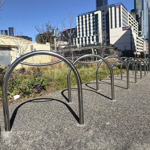 Support de vélo circulaire en acier inoxydable brillant à fixation au sol pour <span class=keywords><strong>stationnement</strong></span> commercial en bord de route - Product Image 5