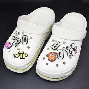 男の子女の子子供ティーンパーティーの好意の贈り物のための暗い文字と番号の靴の装飾チャームで明るい光沢のある輝き