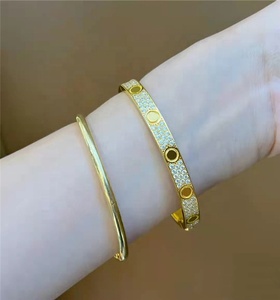 Bijoux <span class=keywords><strong>de</strong></span> mode, <span class=keywords><strong>bracelet</strong></span> <span class=keywords><strong>de</strong></span> <span class=keywords><strong>luxe</strong></span> <span class=keywords><strong>de</strong></span> <span class=keywords><strong>marque</strong></span> en acier inoxydable plaqué or 18 carats, <span class=keywords><strong>bracelet</strong></span> à visser entièrement serti <span class=keywords><strong>de</strong></span> diamants en zircon pour femmes et hommes - Product Image 4