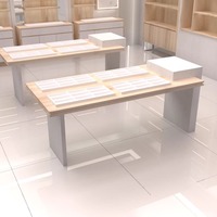 Meuble haut personnalisable au design minimaliste en bois, option ouverte, éco-responsable, avec présentoir en verre anti-vent, organisateur central
