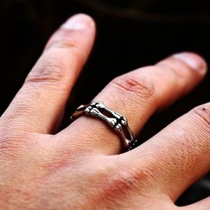 Anillo Ancho de Acero Inoxidable 316L con Diseño Gótico de Esqueleto para Hombre, Texturas Contrastantes, Estilo Punk Masculino Oscuro y Elegante, Ideal para Regalo - Product Image 4