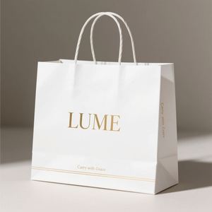 Sacs en papier kraft recyclé imprimés flexographiquement personnalisables avec poignées en patch pour un emballage cadeau élégant - Product Image 2