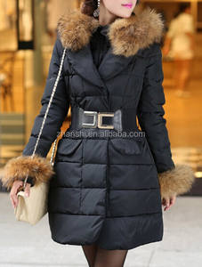 Chaqueta larga de lujo para mujer de estilo europeo con cuello de piel desmontable - Product Image 1