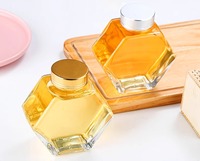 Venta al por mayor tarro de vidrio hexagonal para miel 100 mL 360 ml mejor tarro de botella de jarabe de miel con cucharón de madera y grano de madera/tapa de aluminio