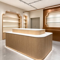 Vitrine de magasin de jouets pour enfants personnalisée avec étagères murales arquées à LED et comptoir îlot à niveaux – Solution d'aménagement de boutique