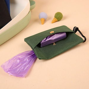 Dispensador Portátil Cuadrado Impermeable para Bolsas de Excrementos de Perro con Funda de Silicona, Cierre Abierto y Asa para Uso <span class=keywords><strong>en</strong></span> Exteriores - Product Image 3