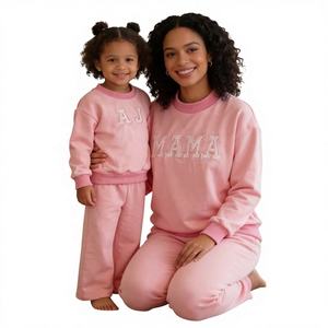 Conjunto a juego de mamá e hija, hecho a mano con bordado de letras, de algodón rosa, para Navidad, sudadera familiar, ropa de estar por casa. - Product Image 6