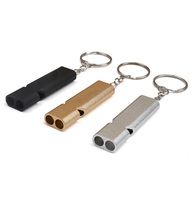 Kits de survie en plein air personnalisés en gros, sifflet en alliage d'aluminium avec cordons et mousquetons, sifflet d'urgence à fréquence variable
