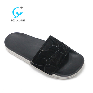 Pantoufles en <span class=keywords><strong>plastique</strong></span> durables à la mode sur mesure pantoufles pour hommes <span class=keywords><strong>sandales</strong></span> glissantes avec logo - Product Image 4