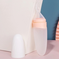 Ensemble de nouveaux produits pour bébés cuillère à fruits manuelle en silicone et biberon complémentaire conçu sur mesure pour les nouveau-nés