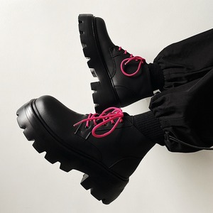 Botas casuales de suela gruesa, negras, de caña alta, con cordones, para hombres a la moda, con acabado mate. Zapatos de hombre con suela suave, de color rosa moderno y a la moda. - Product Image 1