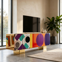 Meuble TV en bois massif multicouche, design géométrique coloré, base en métal doré pour un intérieur contemporain