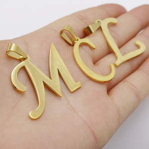 Colgante de letra mayúscula con cierre de semilla de melón |   Dijes con Iniciales Chapados en Oro de 18K PVD para Hacer Joyería DIY, Collares y Pulseras - Product Image 4