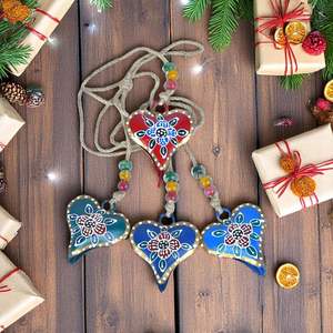 4 cloches à vent peintes à la main Cloche à vent artisanale Carillon à vent en métal en forme de cœur Guirlande vintage Cintre Décorations de Noël - Product Image 2