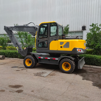 Excavatrice sur roues mobile de 6 tonnes et 7 tonnes équipée d'une lame de bulldozer pour les travaux de réparation routière et d'excavation de matériaux