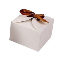 Boîte cadeau en papier kraft à fond carré sur mesure Vitrine de carte de pâtisserie de style occidental Arc de ruban Impression de revêtement UV Gelée de sushi