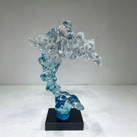 Sculpture d'art abstraite irrégulière en résine translucide, faite à la main et peinte à la main, ornement de collection d'art haut de gamme pour villa