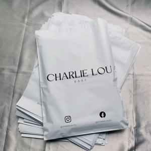 Enveloppes en polyéthylène blanches mates personnalisées avec impression couleur - Sacs d'expédition de marque pour les marques de beauté et de mode - Product Image 5