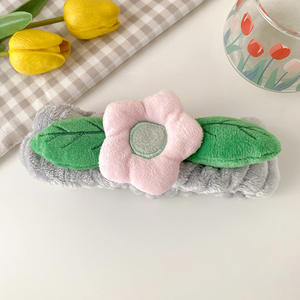 عصابة رأس نسائية جميلة بتصميم أوراق الزهور للبيع بالجملة، مصنوعة من الفانيلا المخملية الماصة للماء، مناسبة لغسل الوجه والمكياج والرياضة، مع إمكانية تخصيص الشعار - Product Image 5