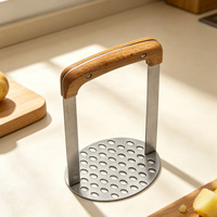 Keukenhulp voor aardappelpuree, babyvoeding, pompoen- en bananenpuree, aardappelstamper van roestvrij staal met houten handvat