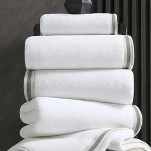 Asciugamano per hotel di alta qualità con design libero 100% bianco in cotone lungo 16S asciugamano da bagno per hotel in spugna