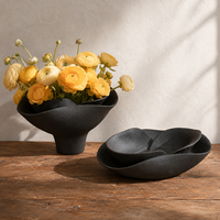 Bol en céramique noire avec centre de table sculptural organique en forme de pétales de fleurs superposés pour la décoration intérieure