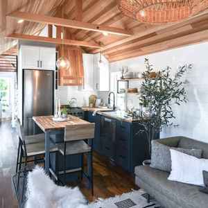 Villa préfabriquée à deux étages au Ghana avec une belle décoration en bois - Product Image 3