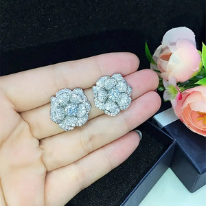 Orecchini a Perno con Camelia e Rosa per Donne, Design Floreale da Principessa, Eleganti Accessori per Orecchie da Indossare Quotidianamente - Product Image 4